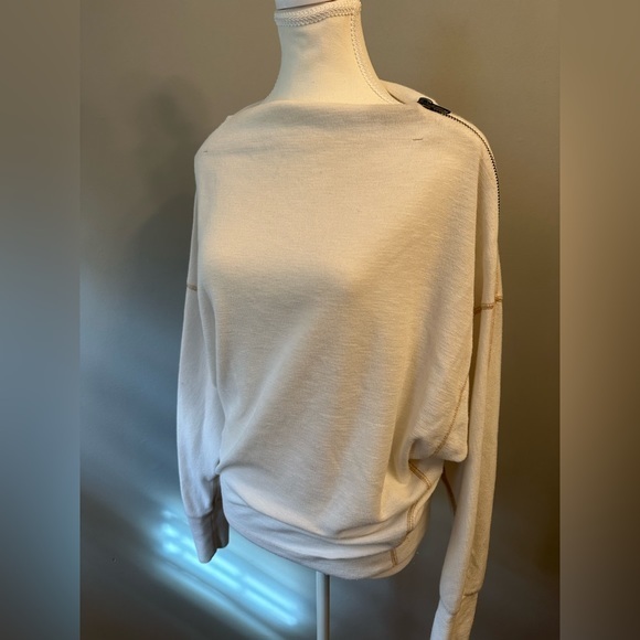 LIKE NEW WE THE FREE WHITE AND TAN SWEATER WITH ZIPPER DETAIL - Size M SKU:270 - Picture 1 of 7